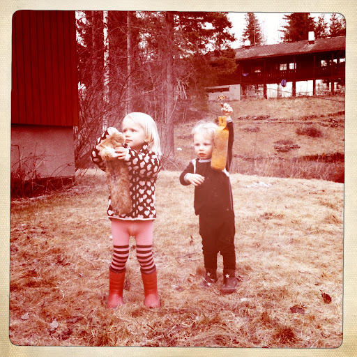 Kaja og Iver med dummier